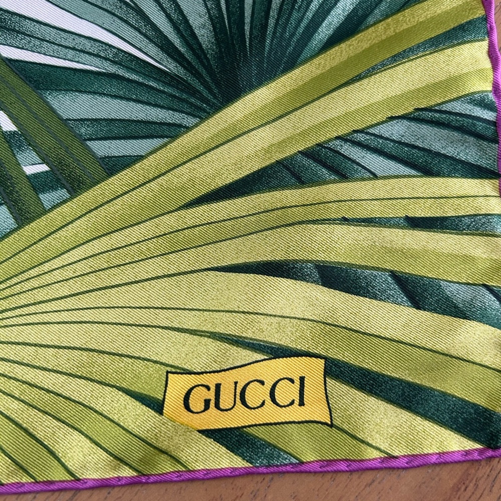 Tropical Toucan Print Gucci scarf 33x33 - Picture 5 of 7